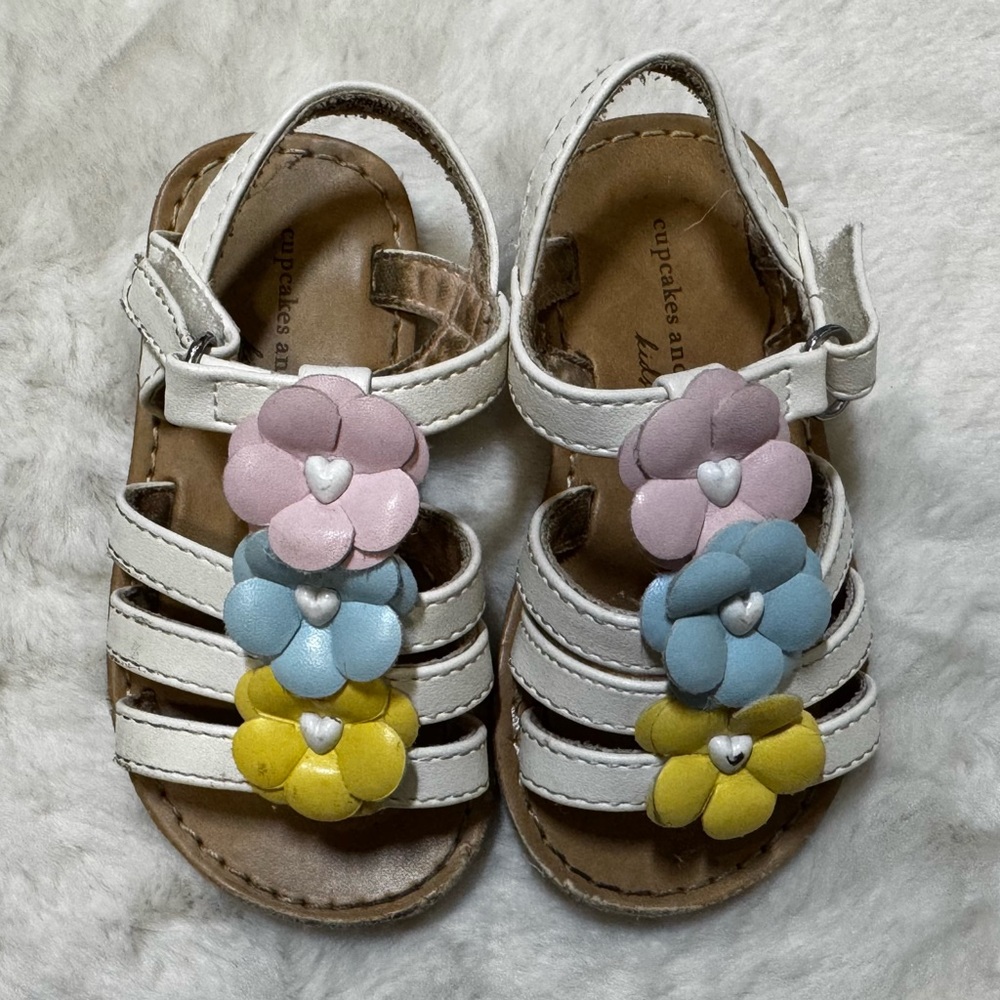Cupcakes and Cashmere Toddler Sandals Size‎ 5 Floral Shoes